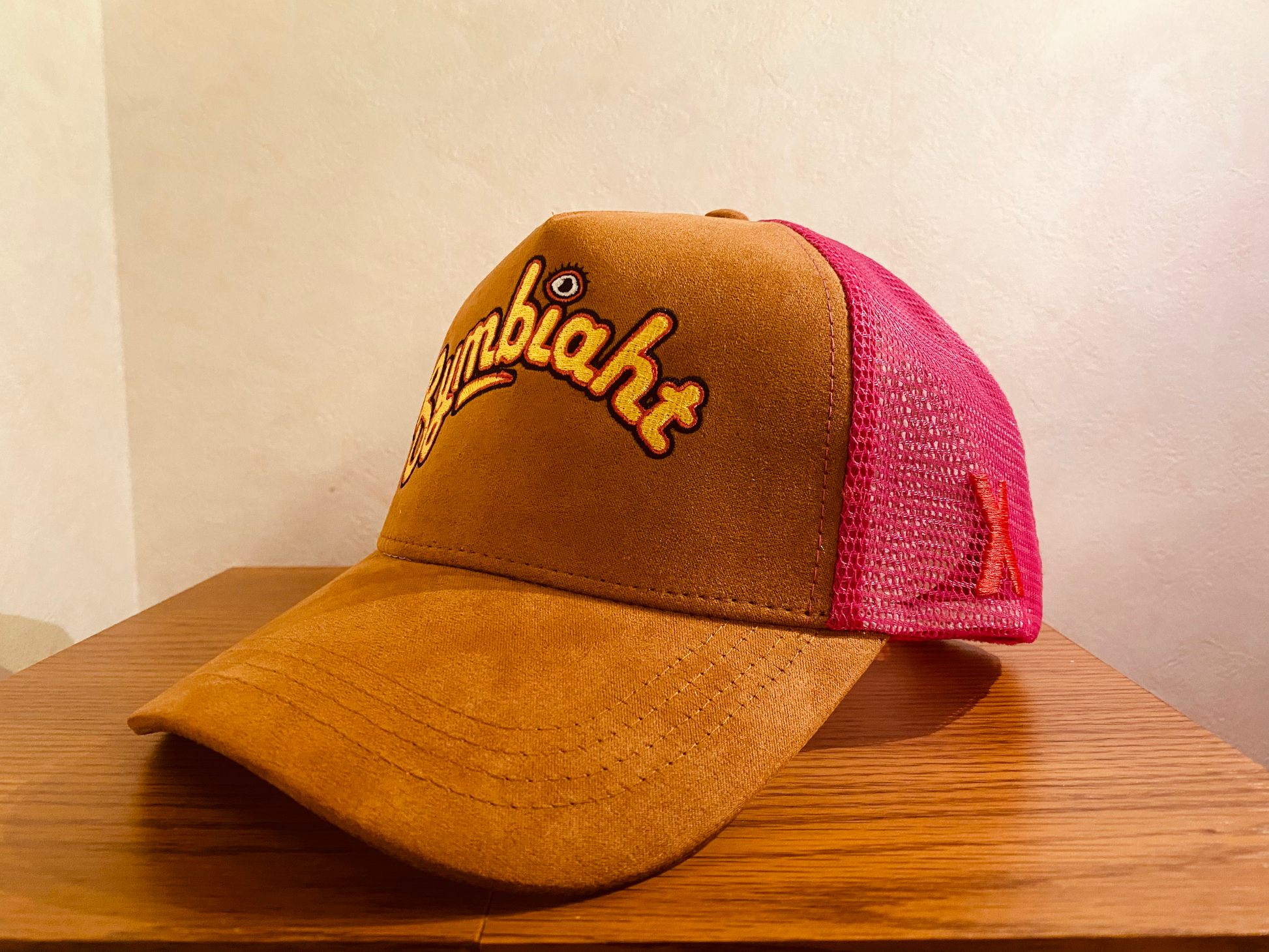 "Tanuki's tongue" Trucker Hat