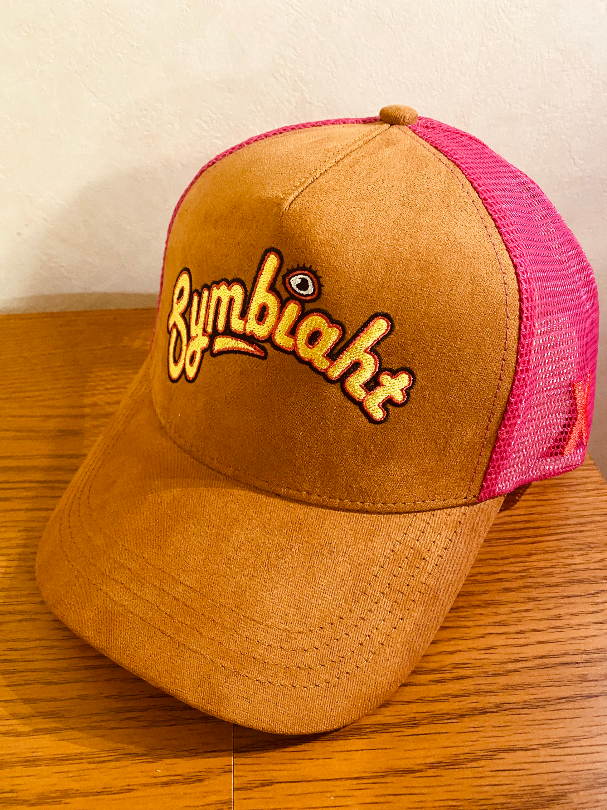 "Tanuki's tongue" Trucker Hat