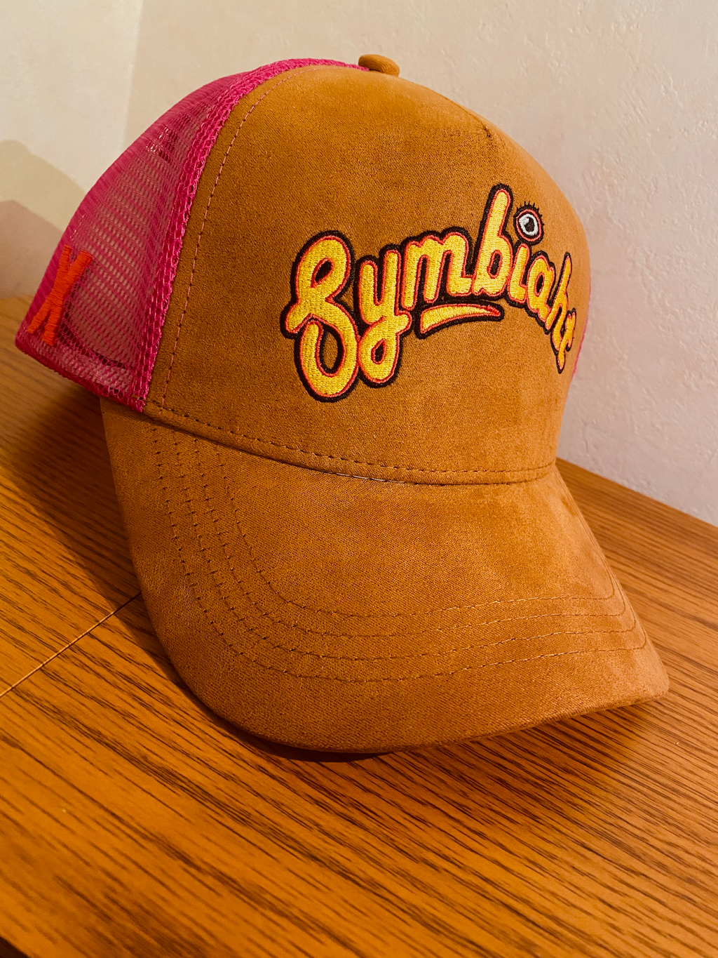 "Tanuki's tongue" Trucker Hat
