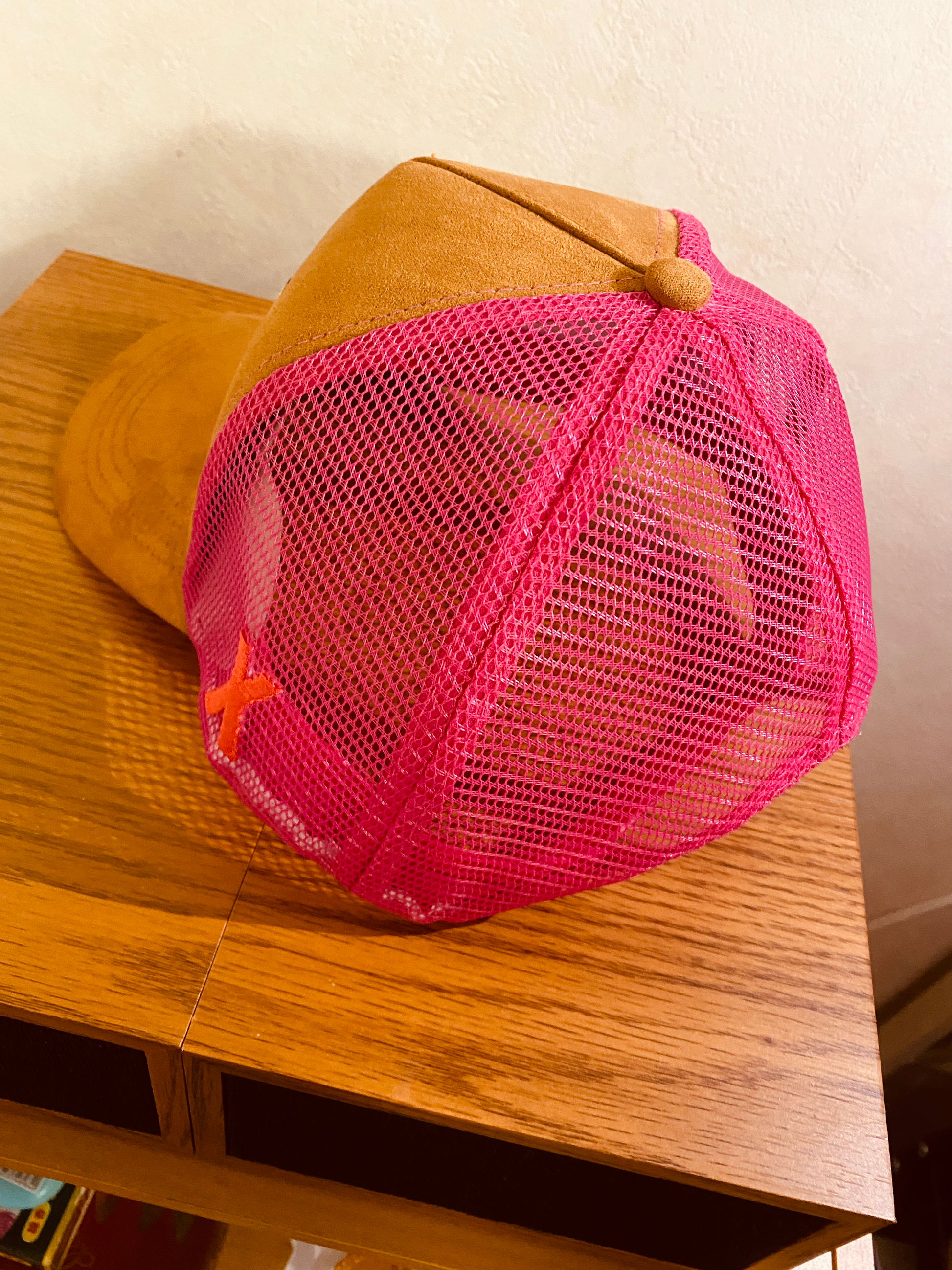 "Tanuki's tongue" Trucker Hat